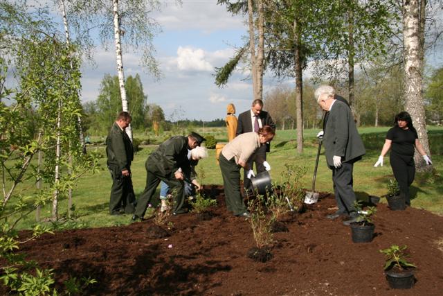 Vilniaus anykštėnai gegužės 8-ąją sodina medelius Troškūnuose. Danutės Kinderienės nuotrauka